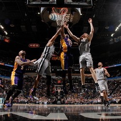 Lakers Kalahkan Spurs Lewat OT