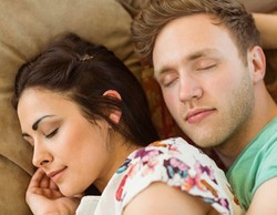 Daripada Kencan Romantis, Pasangan Lebih Pilih Nonton TV dan Tidur Siang