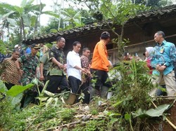 Presiden Jokowi Minta Proses Evakuasi Korban Longsor Diprioritaskan