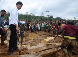 Ini Penampakan Jokowi In Action di Lokasi Longsor Banjarnegara