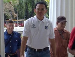 Pakai Polo Shirt Logo Sepakbola, Ahok Ngaku Suka Chelsea dan MU