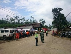Susahnya Menembus Jalur Menuju Lokasi Longsor di Banjarnegara