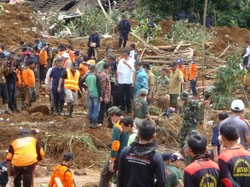 Jokowi In Action di Lokasi Longsor di Banjarnegara