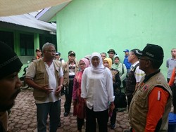 Mensos Khofifah Instruksikan Perbanyak Dapur Umum di Lokasi Longsor