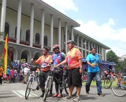 90 Pesepeda Alumni UGM Berhasil Gowes Bandung - Yogya