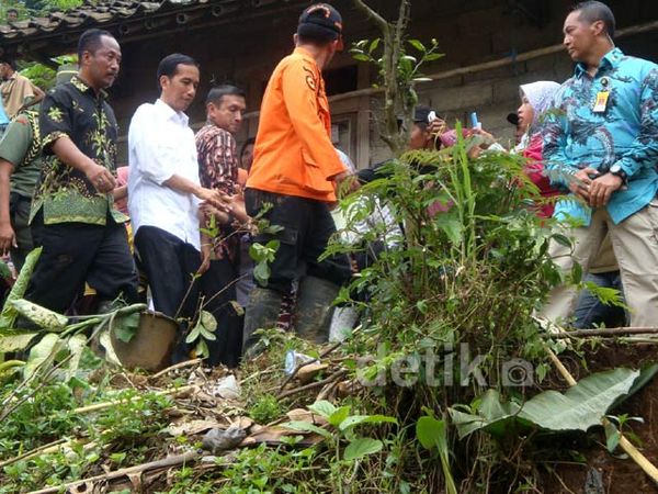 Presiden Jokowi Tinjau Lokasi Longsor