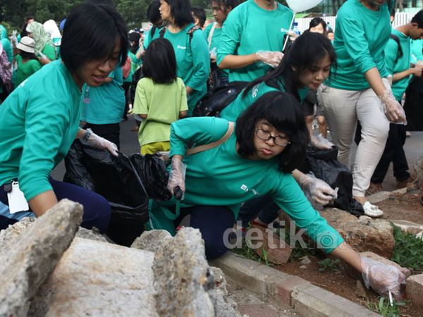 Aksi Mengambil Sampah di Sudirman