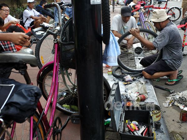 Bengkel Sepeda Dadakan Layani Peserta CFD