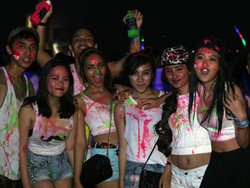 Ratusan Penonton Mandi Cat di Tengah Aksi Adventure Club