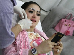 Mau Liburan, Syahrini Sulam Bibir Kristal dan Alis Semut Beriring