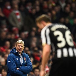 Wenger Bakal Cari Bek Tengah Baru di Januari