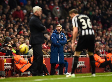 Wenger Bakal Cari Bek Tengah Baru di Januari