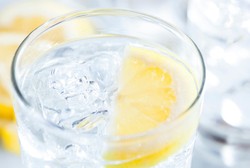Suka Minum Air yang Dicampur Lemon? Ini Daftar Manfaat Sehatnya