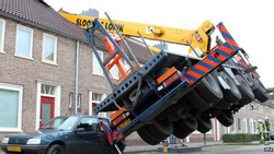 Niat Lamaran Romantis, Pria Ini Malah Hantam Atap Rumah Dengan Mobil Derek