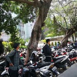 Razia Parkir Liar di Sarinah, Dishub Juga Ambil Helm Pemotor