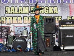 Saat Model Cantik Berkostum Tentara dan Berlenggak-lenggok di Atas Catwalk