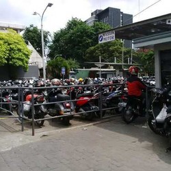 Jelang Larangan Pemotor di Thamrin, Area Tampungan Parkir Gedung Penuh
