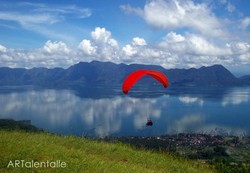 Serunya Paralayang di Tepi Danau Maninjau