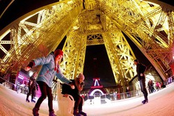 Menara Eiffel Punya Arena Ice Skating di Ketinggian 57 Meter!