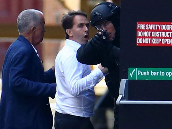 Dua Sandera Berlarian Keluar dari Kafe Lindt Sydney