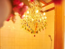 Kamar Mandi di Rumah Ustad Riza Dilengkapi Lampu Gantung