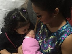 Dijenguk Krisdayanti, Putri Ashanty Lagi Menyusu