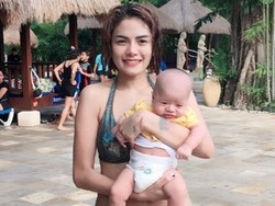 Gendong Anak, Nikita Mirzani Seksi Berbikini