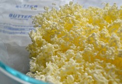 Mengaduk Mentega dan Tepung Terigu