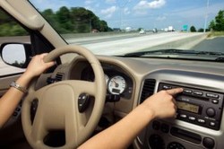 Waduh! Mobil Bisa Dibobol Hacker Lewat CD Player