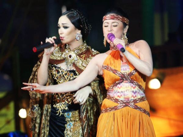 Goyangan Ayu Ting Ting, Zaskia 'Gotik' dan Depe di HUT Transmedia