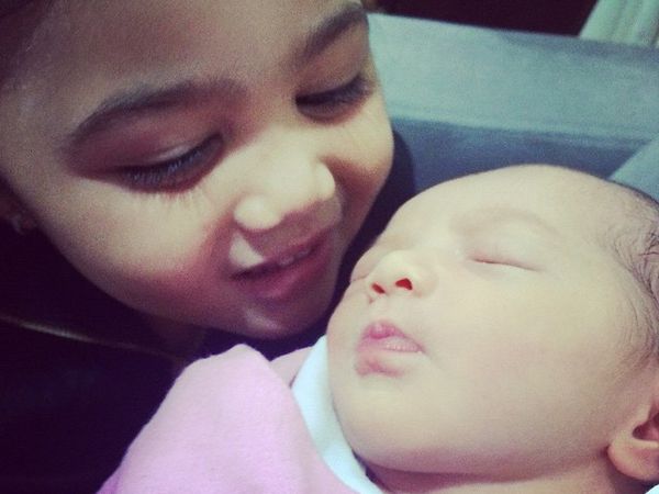 So Cute... Amora Tersenyum Melihat Bayi Ashanty