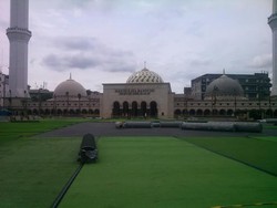 Ini Alasan Taman Alun-alun Bandung Pakai Rumput Sintetis