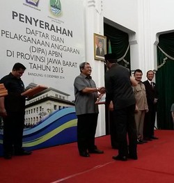 Gubernur Jabar Serahkan DIPA Bagi 27 Kabupaten Kota Senilai Rp 33 Triliun