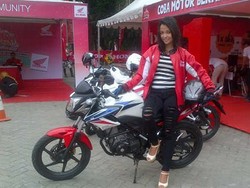 Gadis Manis Ini Ikutan Tes Ride Motor Biar Bisa Balapan dengan Pacar
