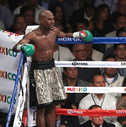 Kalahkan Messi dan Ronaldo, Mayweather Atlet Berpendapatan Terbesar