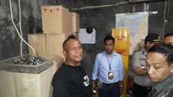 Oplosan Pria Rambut Mohawk Terbuat Dari Campuran Spiritus dan Pewarna