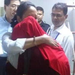 Istri Korban Ledakan di Pabrik Krakatau Posco Menangis di Pelukan Menteri Rini