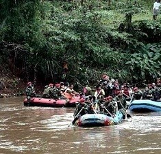 Prajurit TNI Kembali Bersih-bersih Kali Ciliwung