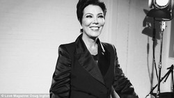 Tak Mau Kalah dari Kim dan Kendall, Kris Jenner Pose Seksi di Majalah