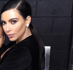 Kim Kardashian Crop Foto Anaknya di Instagram Jadi Kontroversi