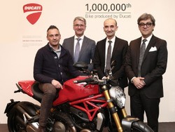 Pria Ini Dapat Motor Ducati ke 1 Juta Unit