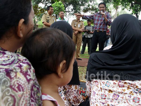 Tinjau Taman Tanjung, Djarot Ajak Warga Diskusi