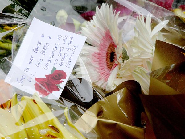 Lokasi Penyanderaan Dibanjiri Karangan Bunga