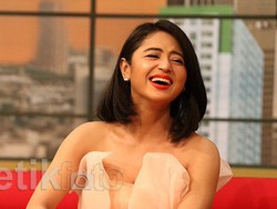 Ulang Tahun, Dewi Persik Diberi Kejutan oleh Sahabat dan Penggemar