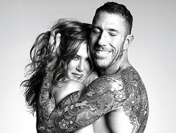 Jennifer Aniston Pose Topless Dipeluk Cowok untuk Cover Majalah