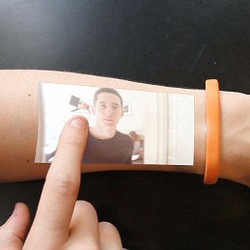 Canggih! Gelang Ini Bisa Bikin Tangan Jadi Layar Ponsel