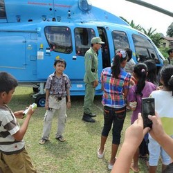 Ketika Bocah Perbatasan Akrab dengan Ponsel Kamera
