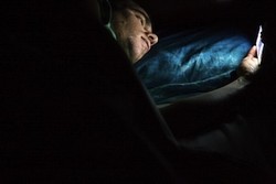 Ini Alasan Ponsel Sering Jadi Teman Tidur