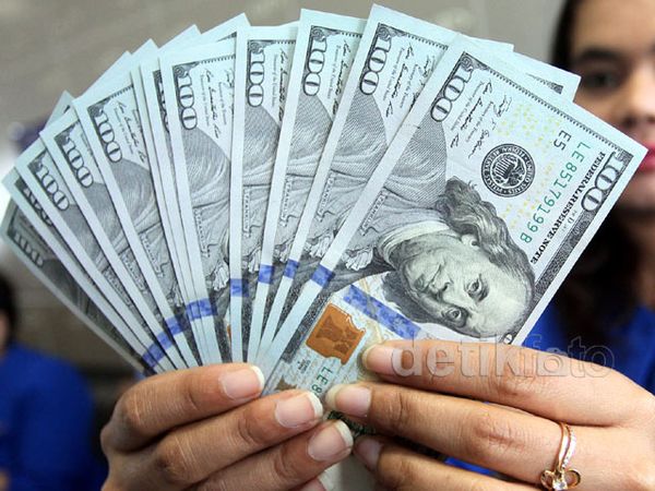 Dolar Dekati Rp 12.900