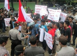 Warga Pamekasan Protes Proyek Jalan dan Irigasi Mangkrak